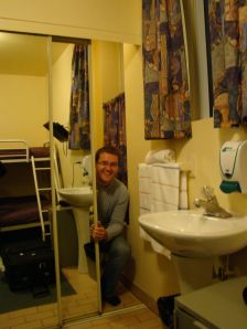 Markus im umfunktionierten Kleiderschrank auf Toilette