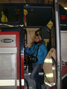 Sabrina in dem Feuerwehrwagen kurz vorm Alarm :)