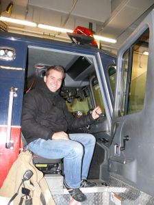 Markus im Feuerwehrwagen
